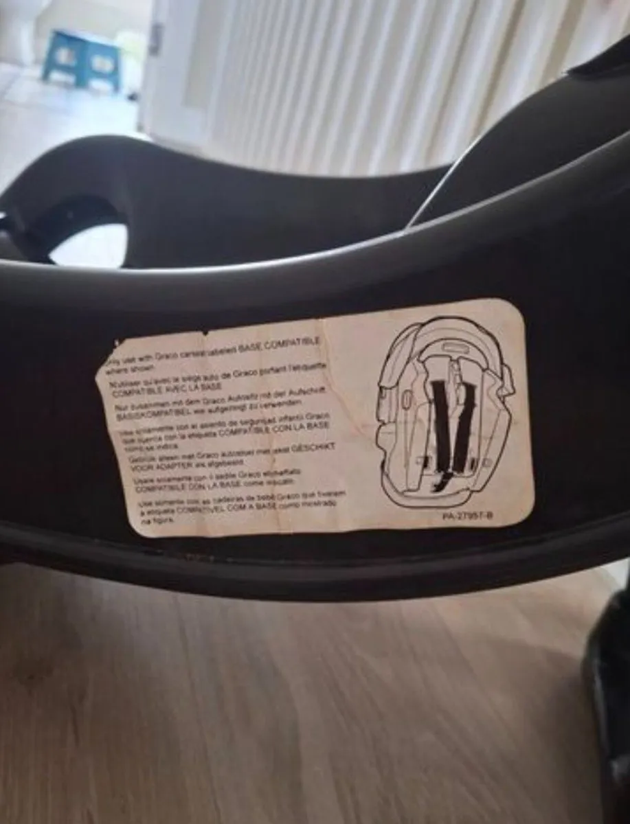 Graco car seat and isofix base - Image 4