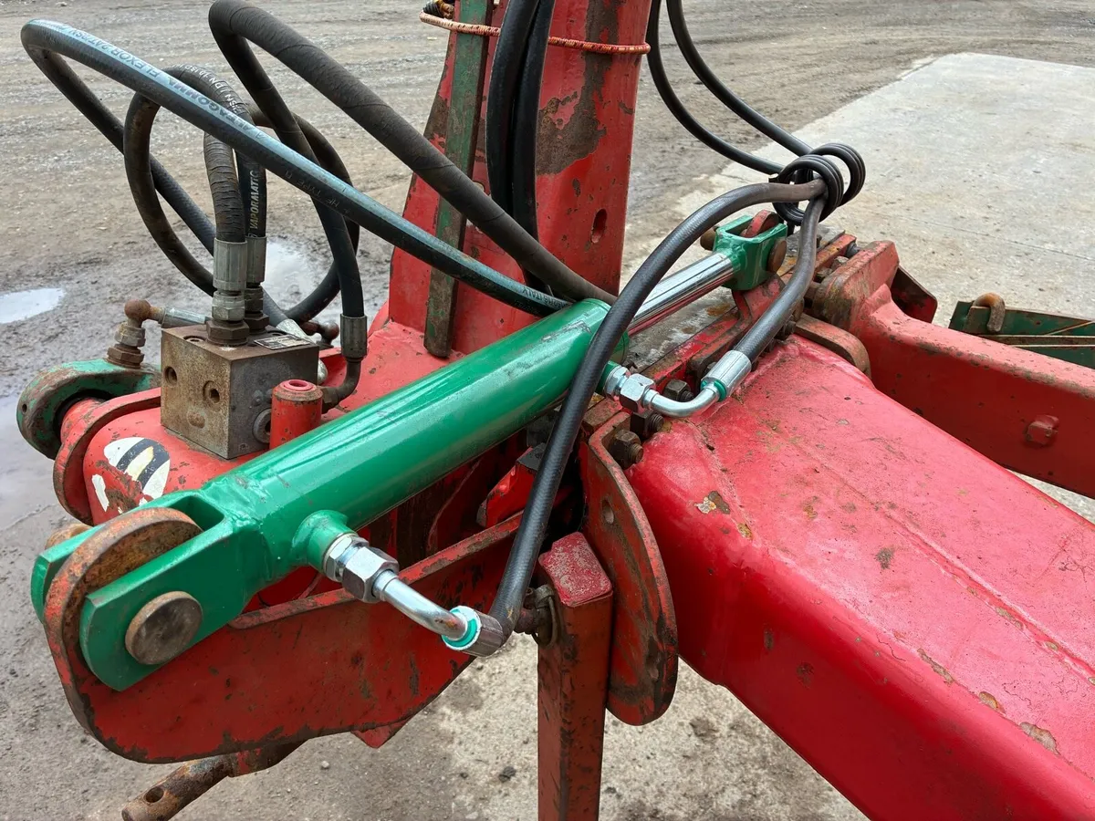 Kverneland plough - Image 3