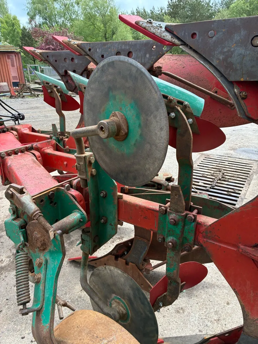 Kverneland plough - Image 4