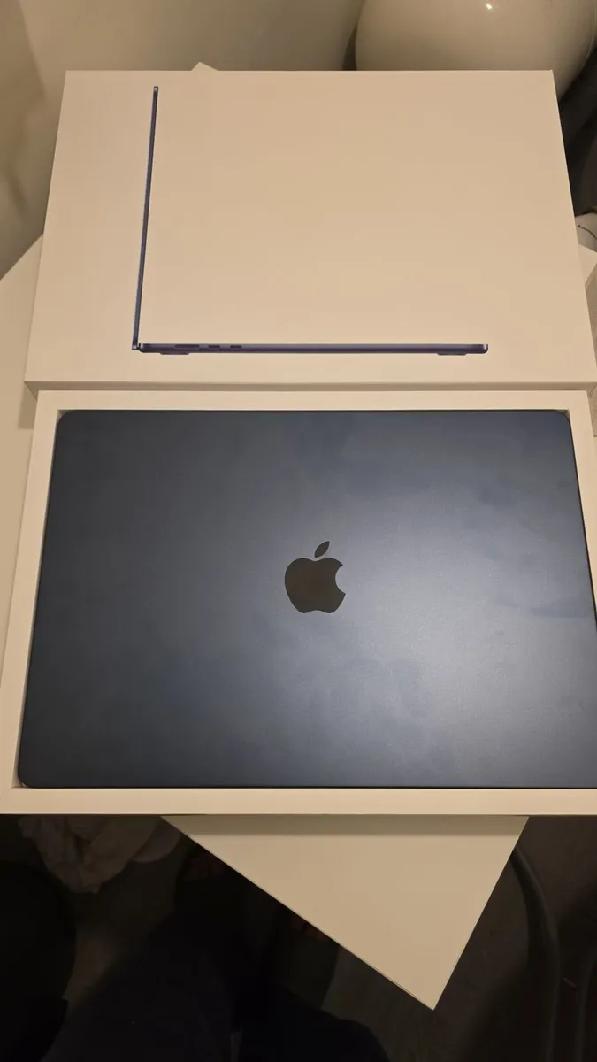 Macbook M3 2025 - 24 GB/512 GB - Image 1