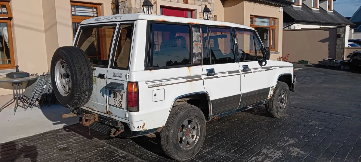 Isuzu Trooper 1990 - Image 2
