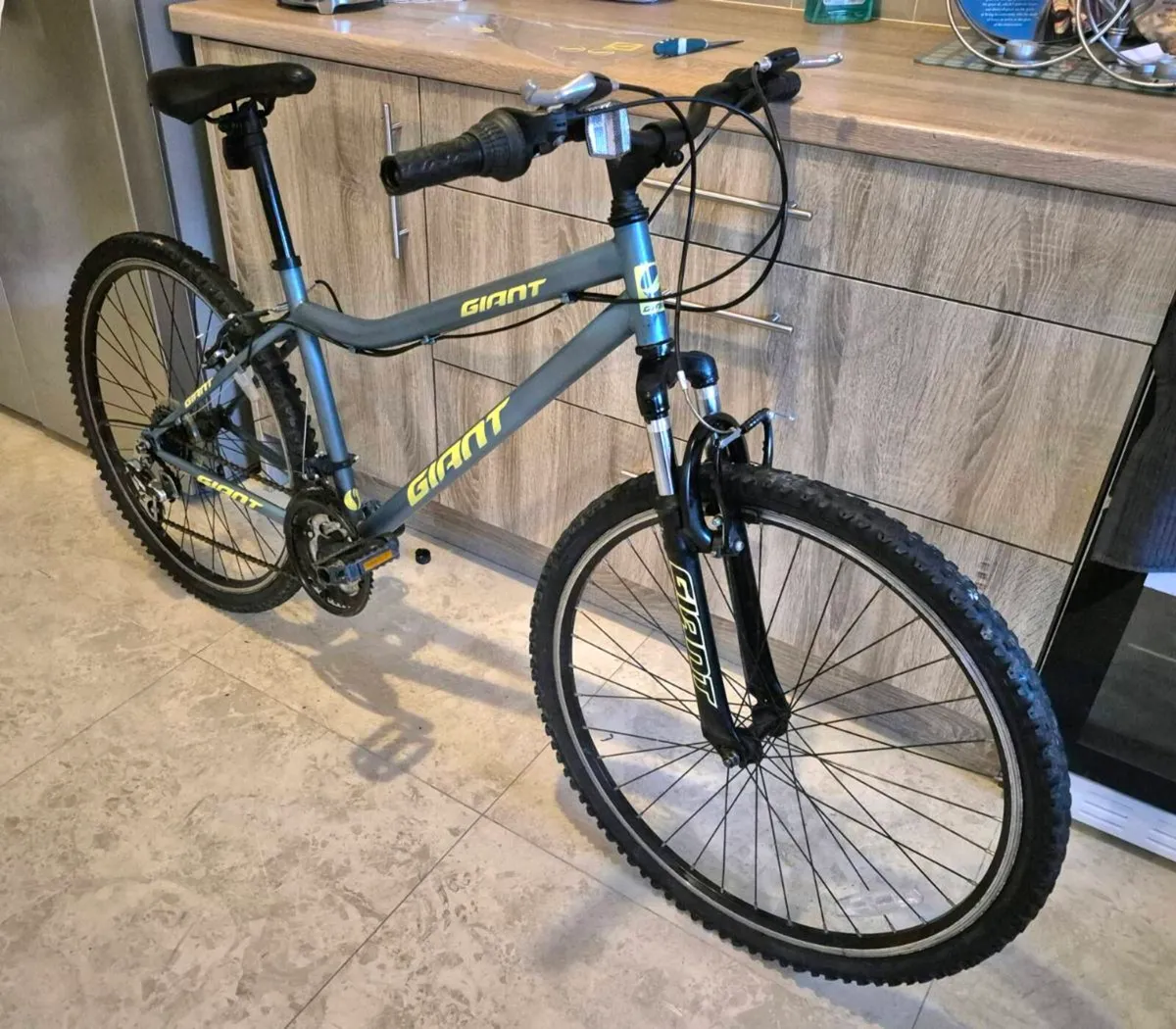 ADULTS GIANT ESCAPE BIKE 
14 INCH FRAME/ WHEELS 26 - Image 1