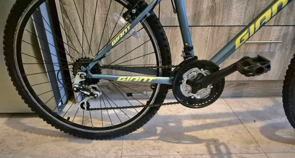 ADULTS GIANT ESCAPE BIKE 
14 INCH FRAME/ WHEELS 26 - Image 3
