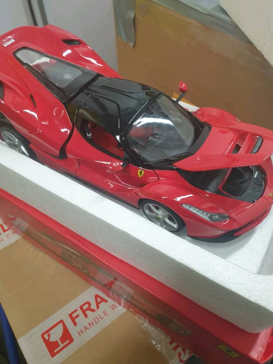 LA ..FERRARI DIE.CAST MODEL 1.18 SCALE - Image 1