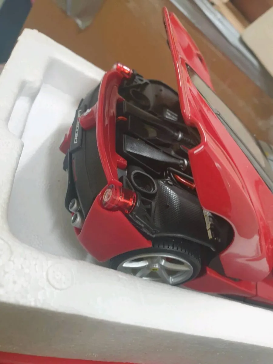 LA ..FERRARI DIE.CAST MODEL 1.18 SCALE - Image 3
