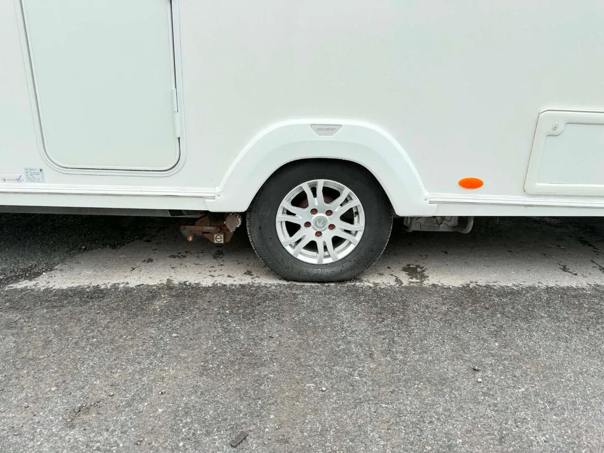 ✨ SWIFT CHALLENGER SPORT 4 BERTH ISLAND BED✨ - Image 3