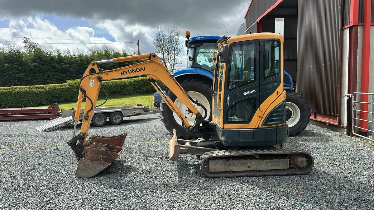 2013 Hyundai 2.7ton digger no vat - Image 1