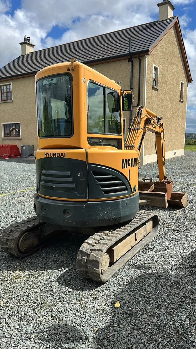 2013 Hyundai 2.7ton digger no vat - Image 3