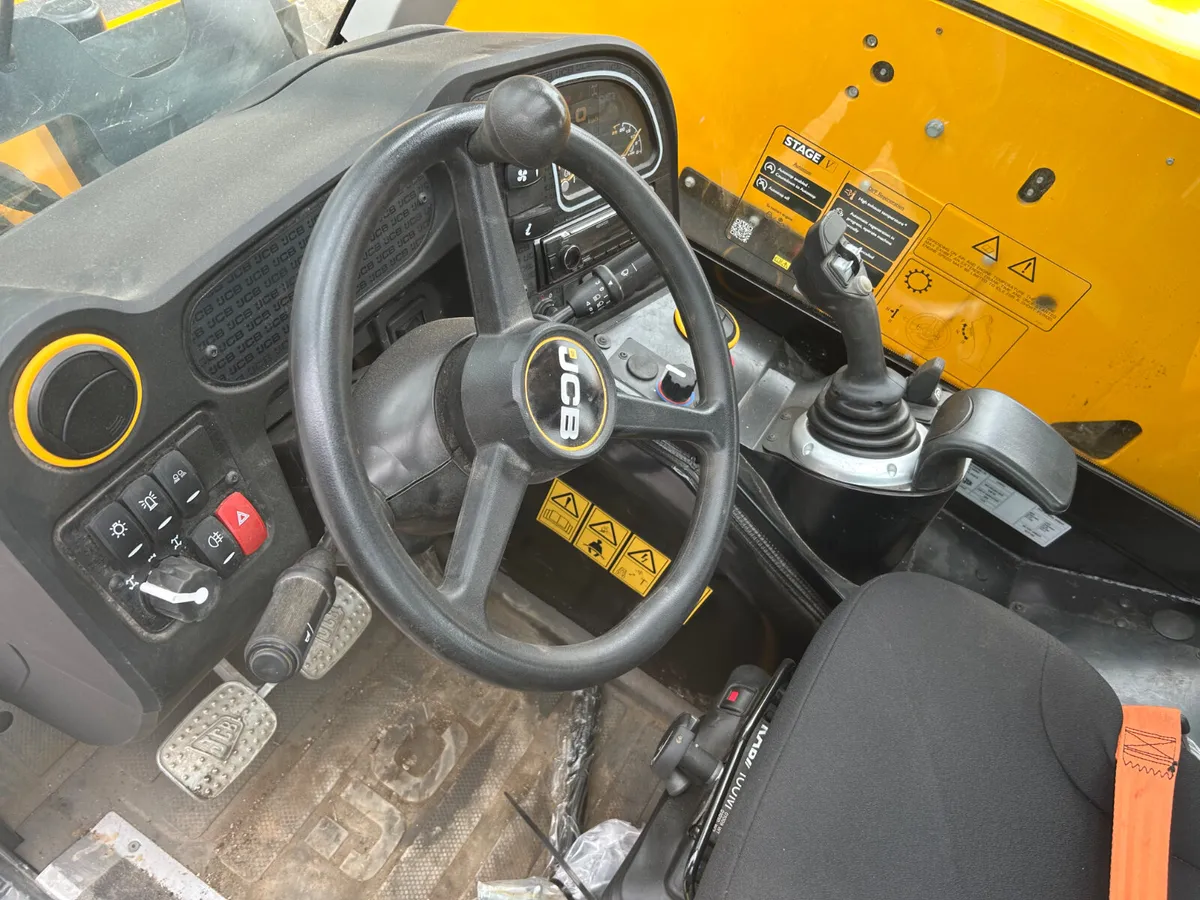2023 JCB 525-60 Loader - Image 3