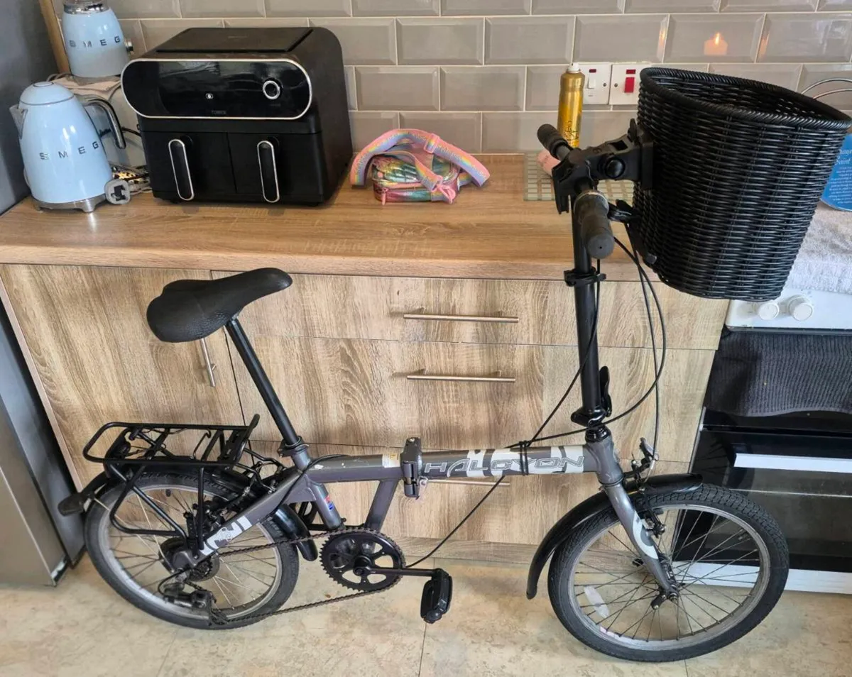 ADULTS FOLDING BICYCLE. MINT CONDITION, CAREFULLY - Image 3