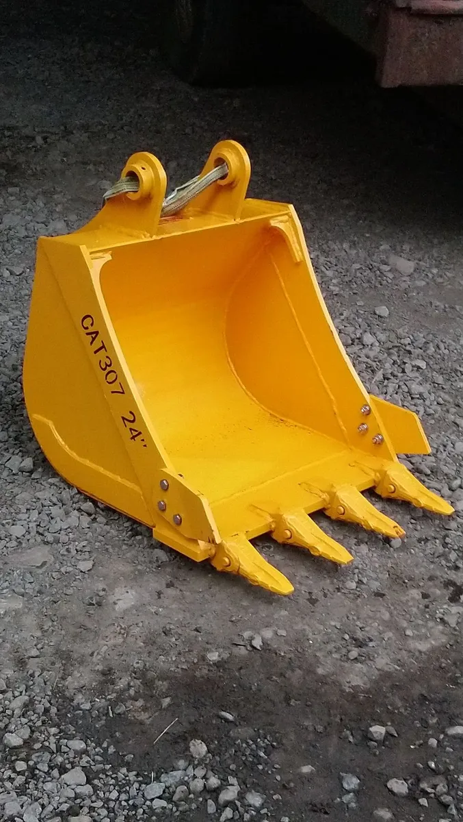 CAT HITACHI DIGGER BUCKET 45mm pins 300mm centres - Image 3