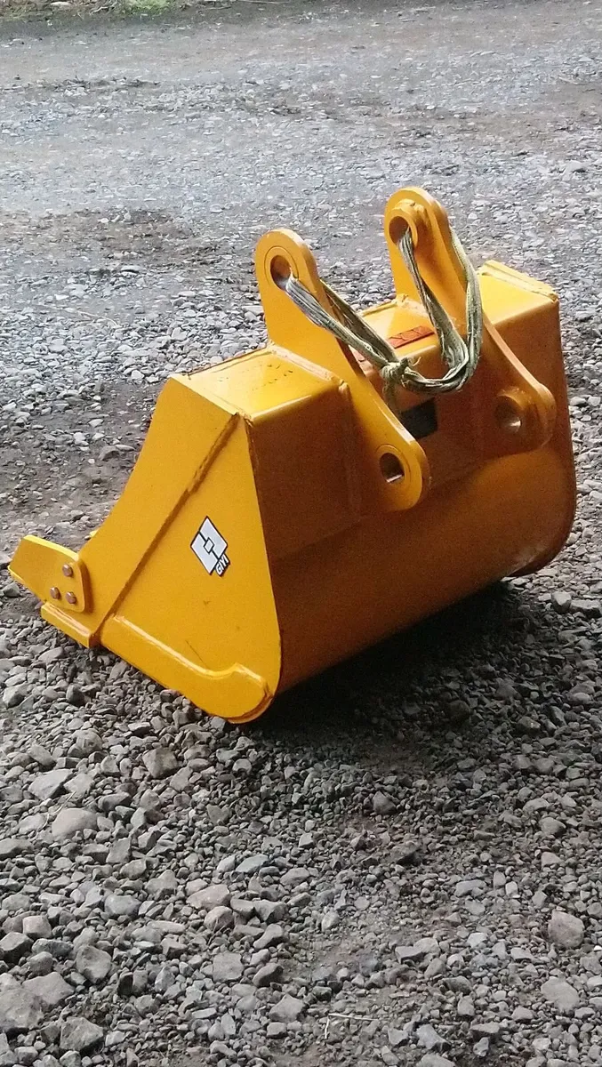 CAT HITACHI DIGGER BUCKET 45mm pins 300mm centres - Image 2