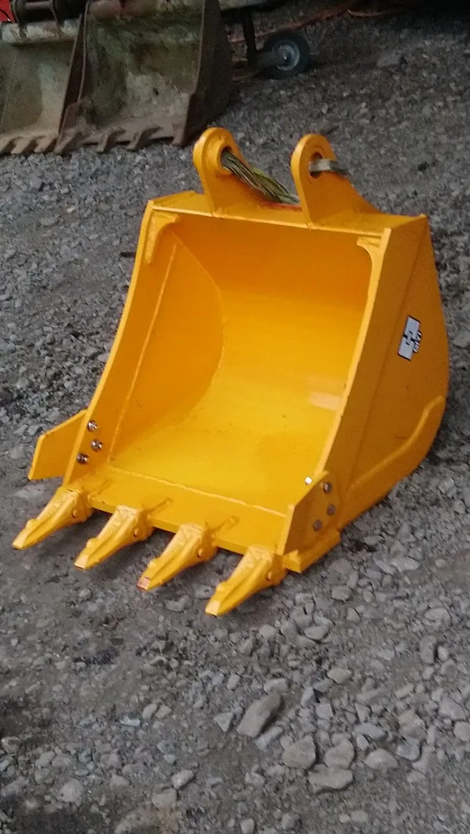 CAT HITACHI DIGGER BUCKET 45mm pins 300mm centres - Image 1