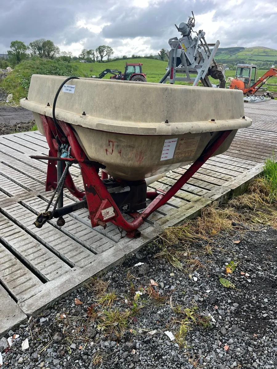 Vicon fertiliser spreader - Image 2