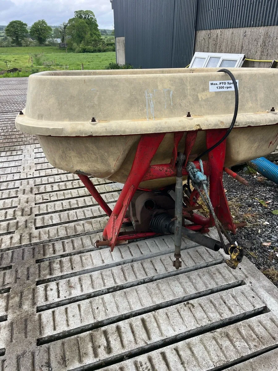 Vicon fertiliser spreader - Image 1