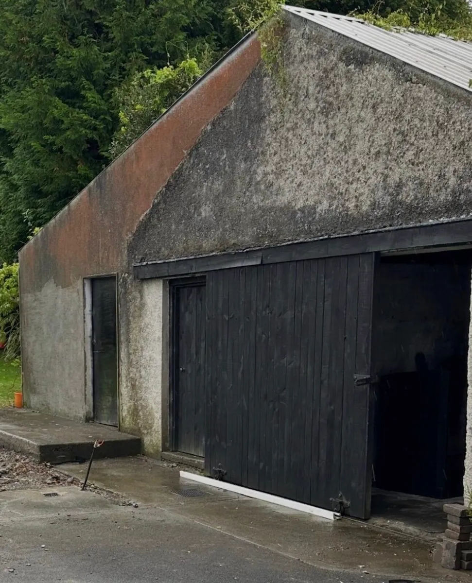 Large antique wooden sliding shed / garage door - Image 4