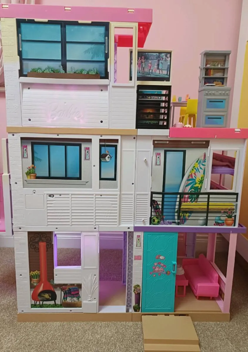 Barbie dreamhouse and car - Image 2