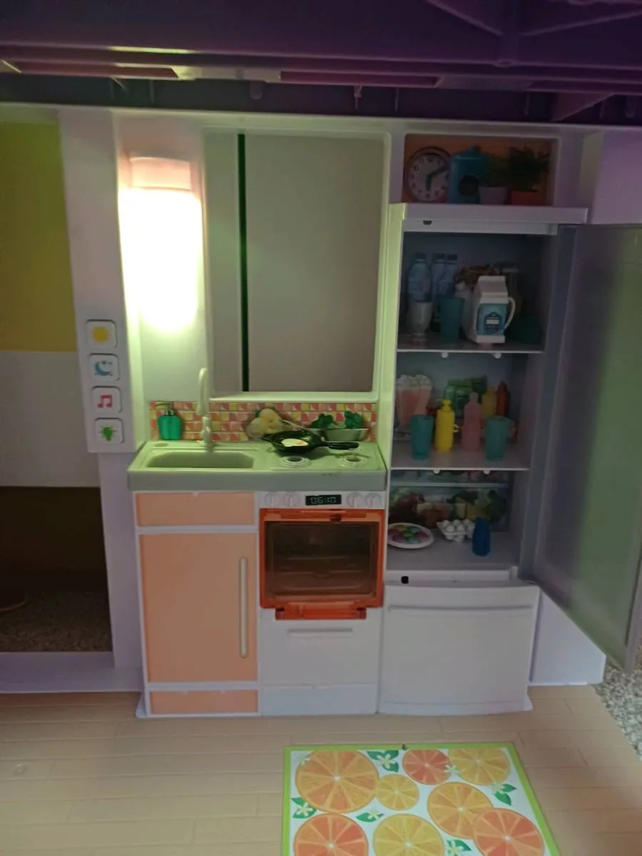 Barbie dreamhouse and car - Image 3