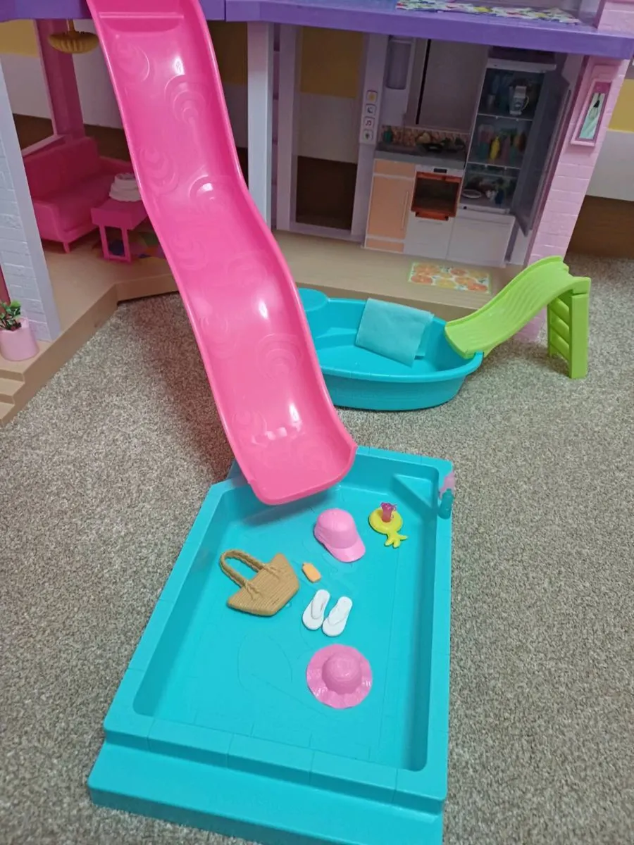 Barbie dreamhouse and car - Image 4