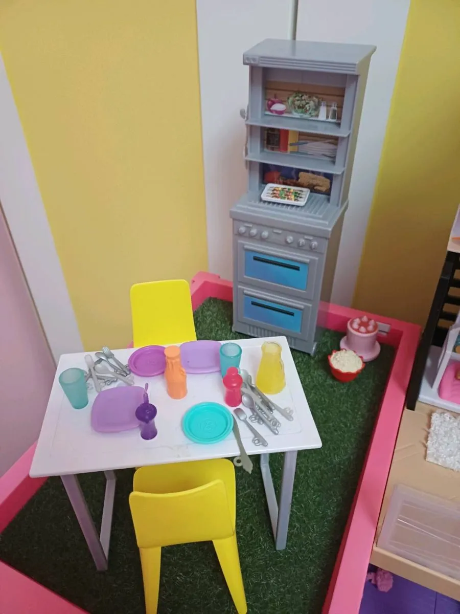 Barbie dreamhouse and L.O.L. Bundle - Image 2