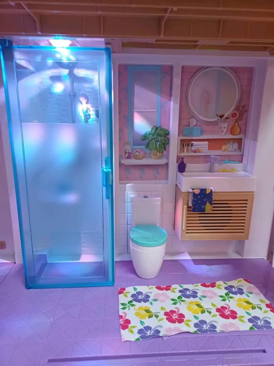 Barbie dreamhouse and L.O.L. Bundle - Image 4