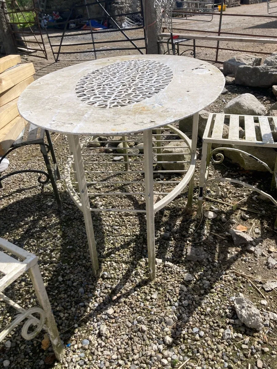 Garden table and chairs - Image 1