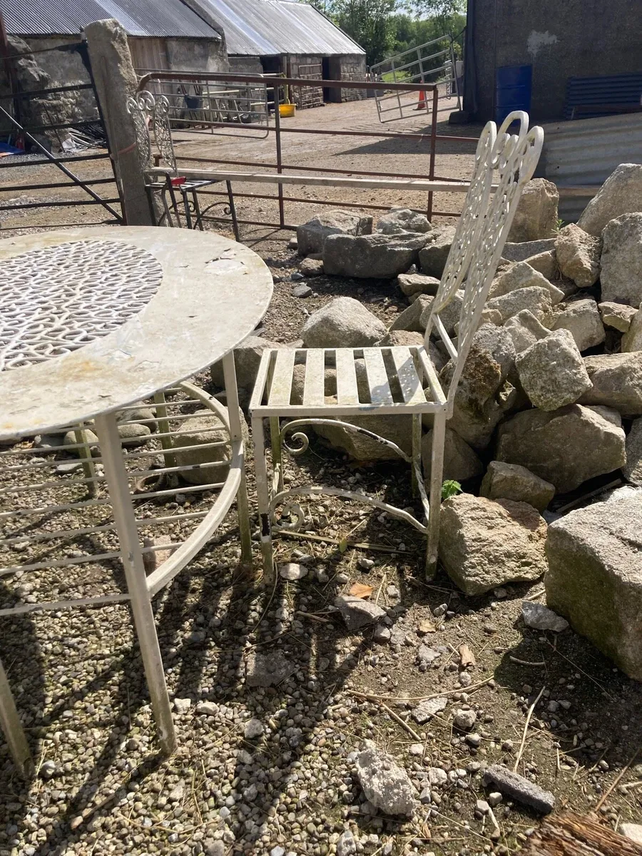 Garden table and chairs - Image 2