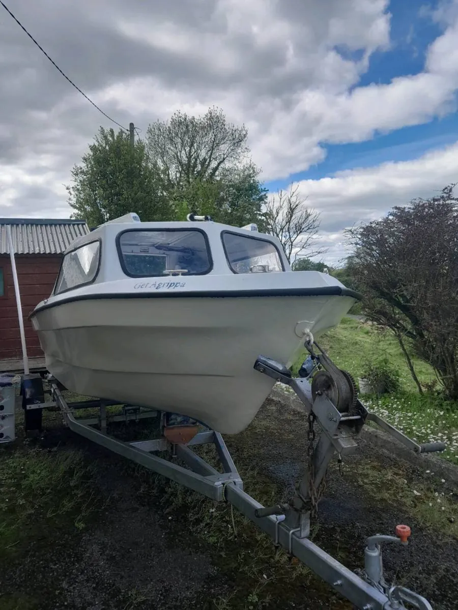 Boat fishing - Image 1