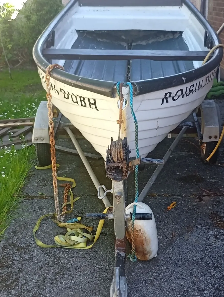 Boat trailer and engine - Image 1