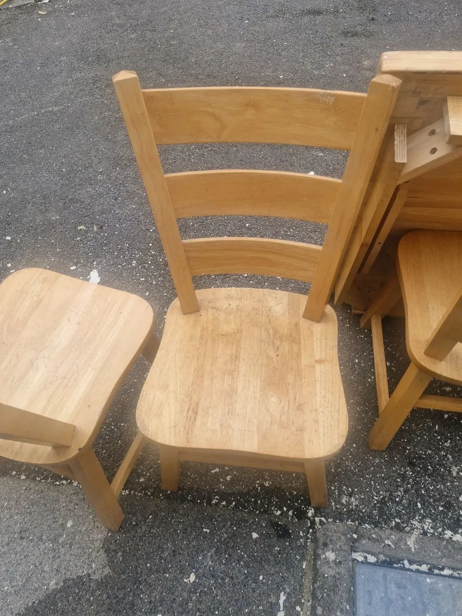 Table and chairs - Image 4