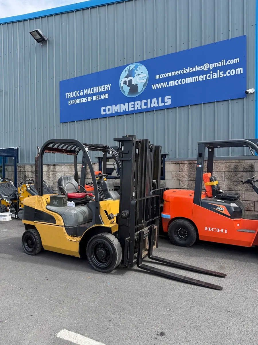 2.5 ton caterpillar forklift - Image 1