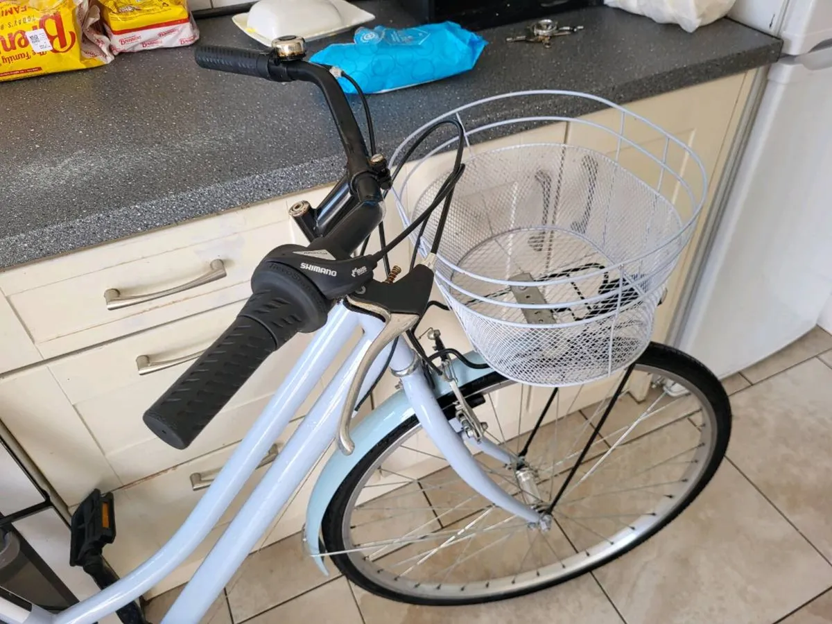 Ladies bike (LIKE NEW) - Image 4
