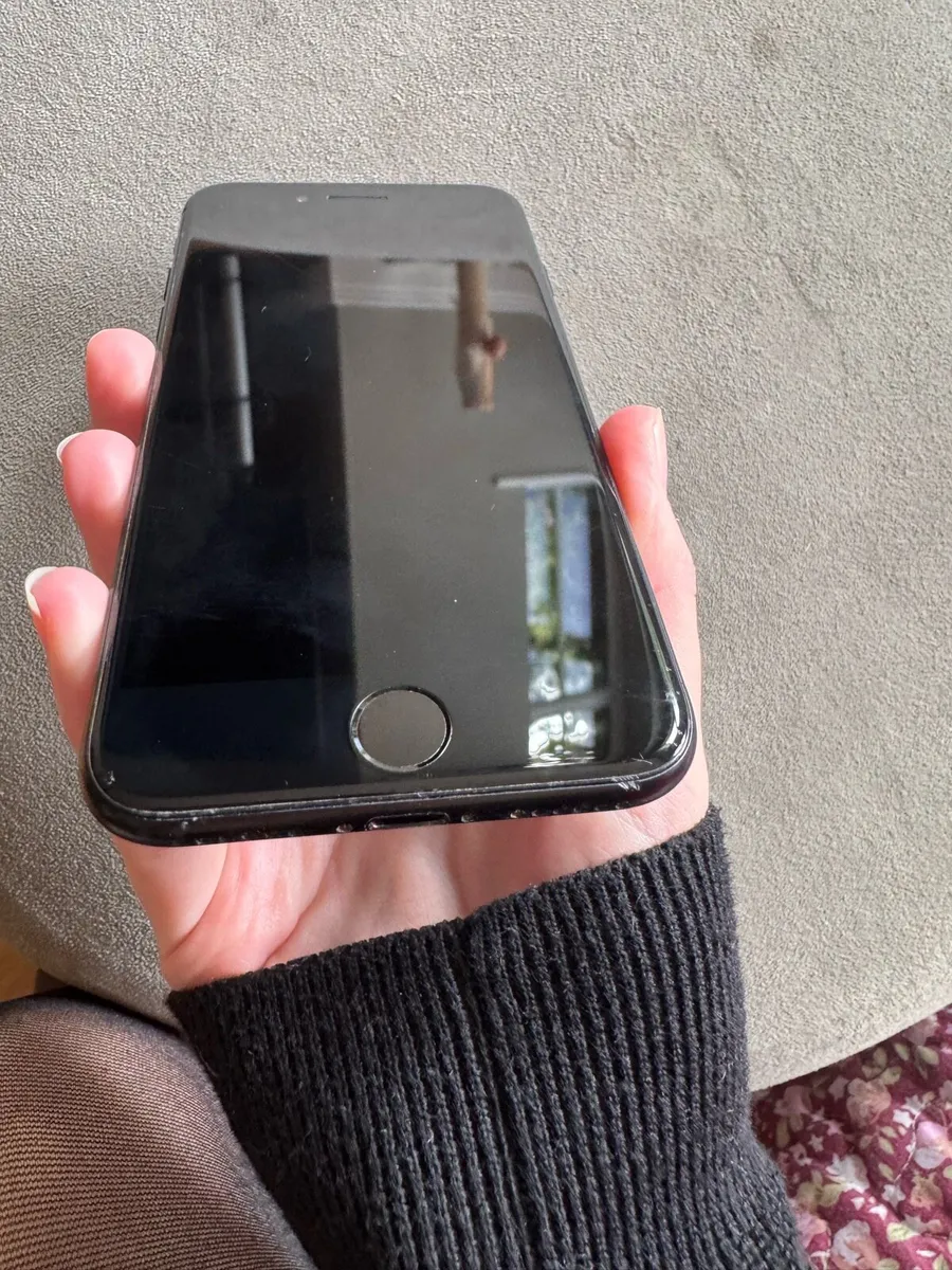 iPhone SE 128GB unlocked - Image 4
