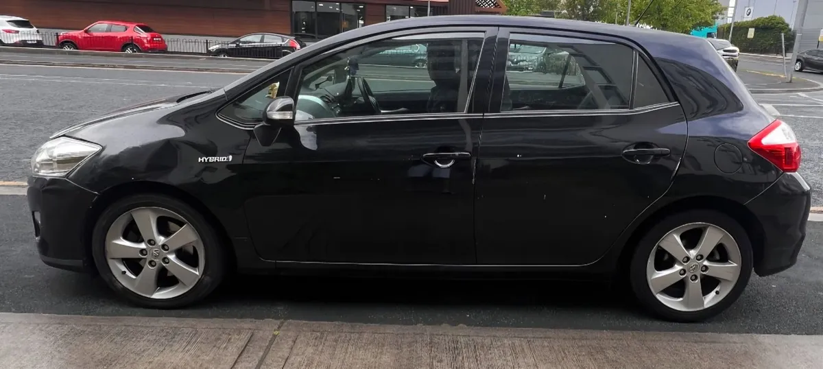 Toyota  auris automatic - Image 2