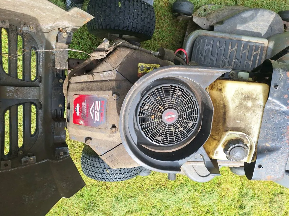 craftsman LT2000 ride on lawnmower 22hp engine wit - Image 4