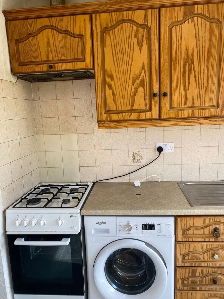 Kitchen units and sink - Image 4