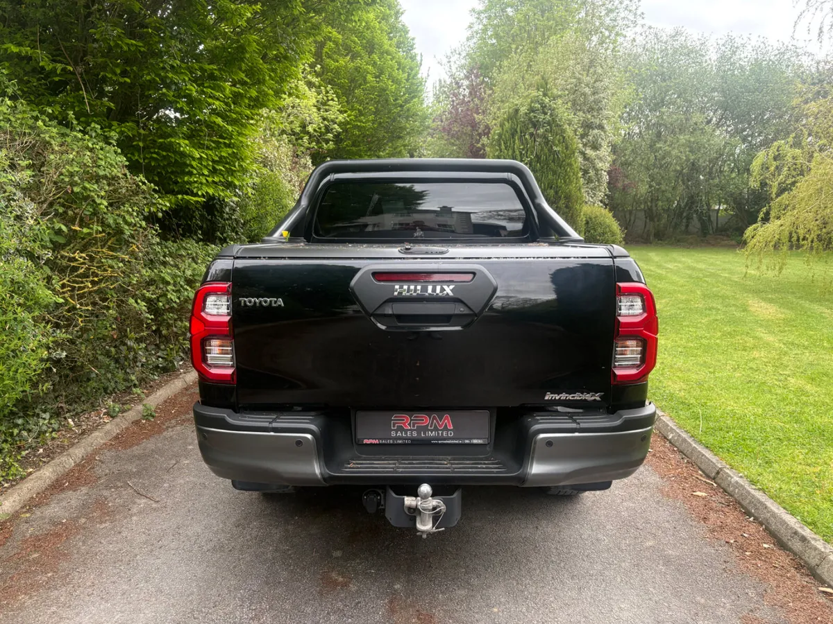232 TOYOTA HILUX INVINCIBLE X 2.8 Auto - Image 4