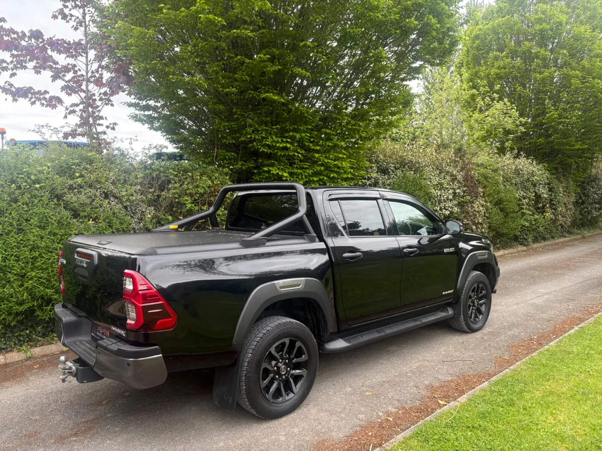 232 TOYOTA HILUX INVINCIBLE X 2.8 Auto - Image 3