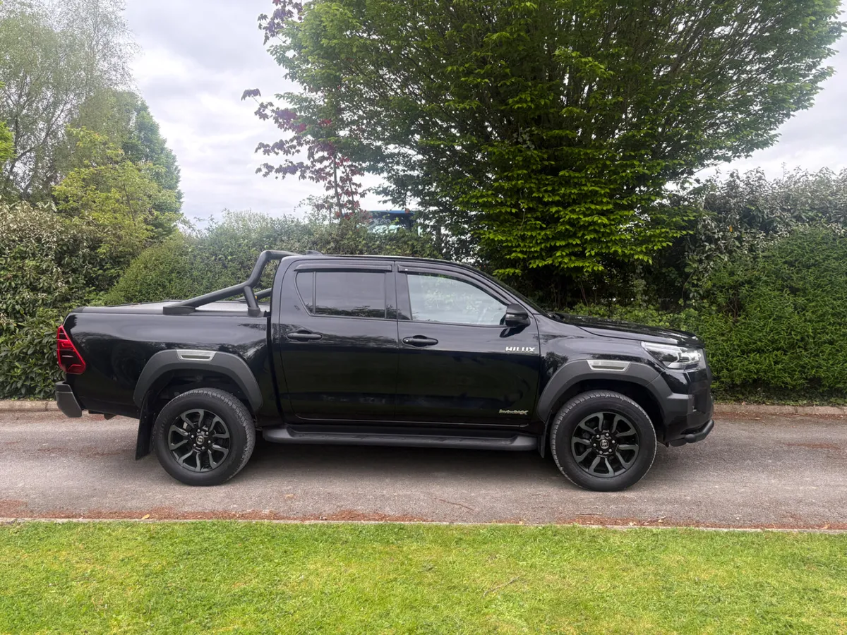 232 TOYOTA HILUX INVINCIBLE X 2.8 Auto - Image 2