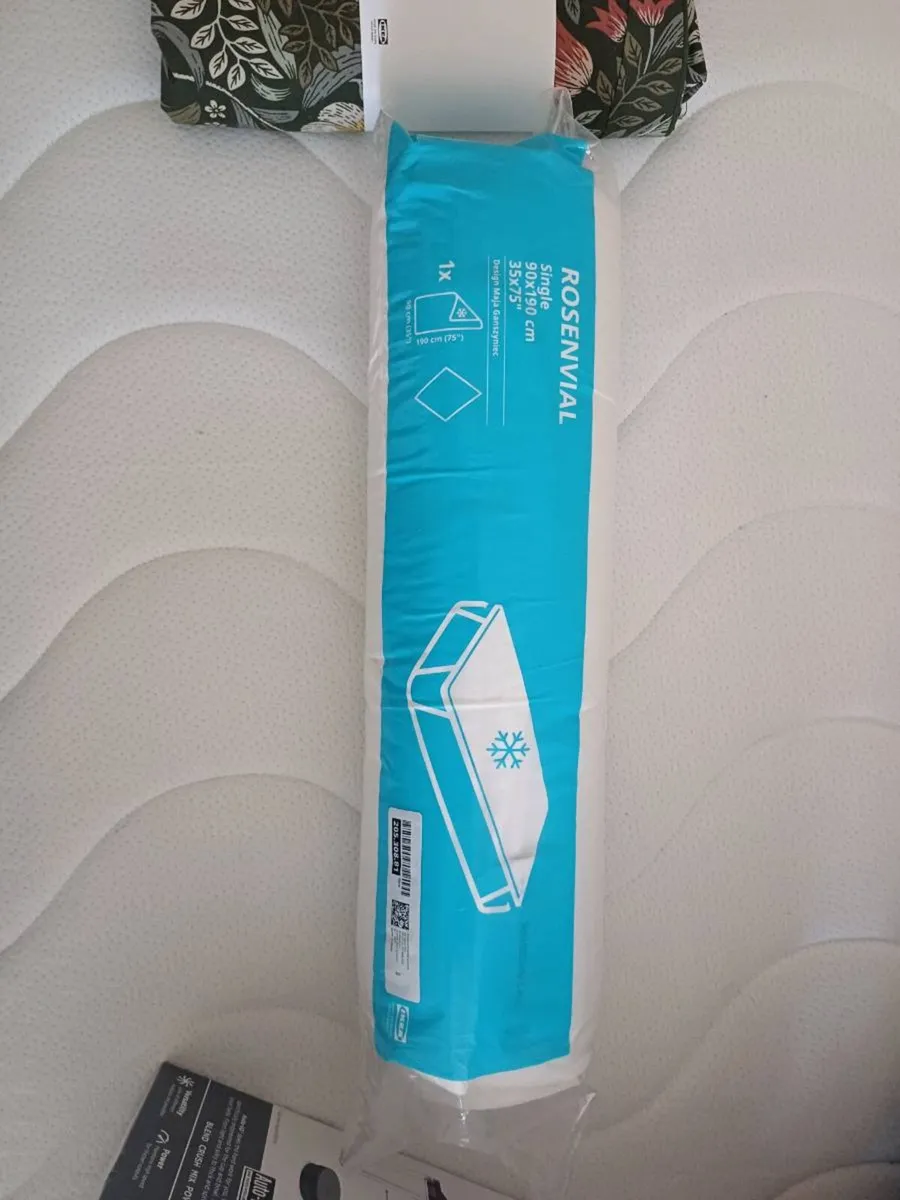 Single mattress sheets ect (never used) - Image 3