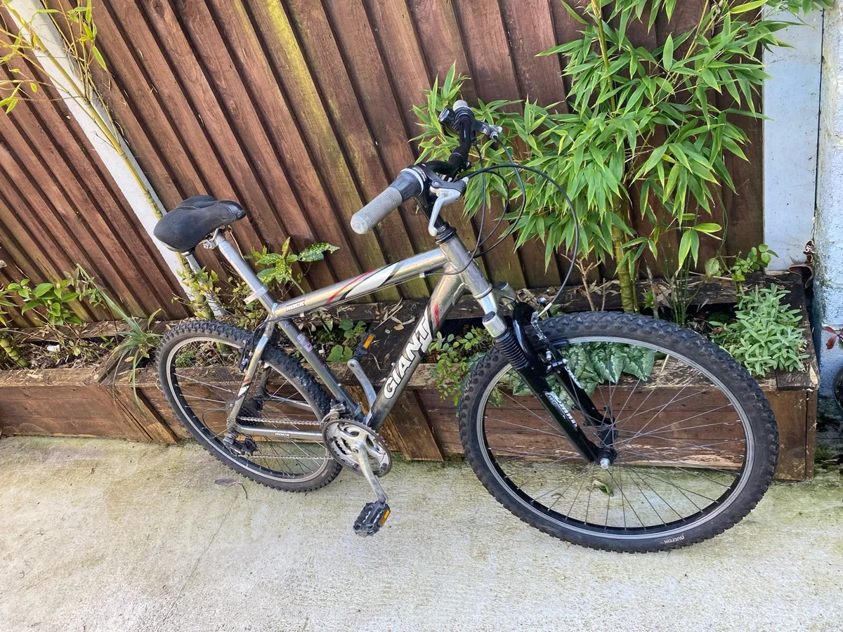Giant rock 26 inch wheels 21 speed M size 19 - Image 2