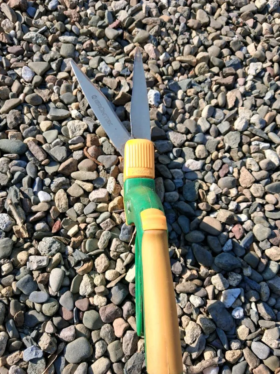 Fiskers shears and grass shears - Image 3