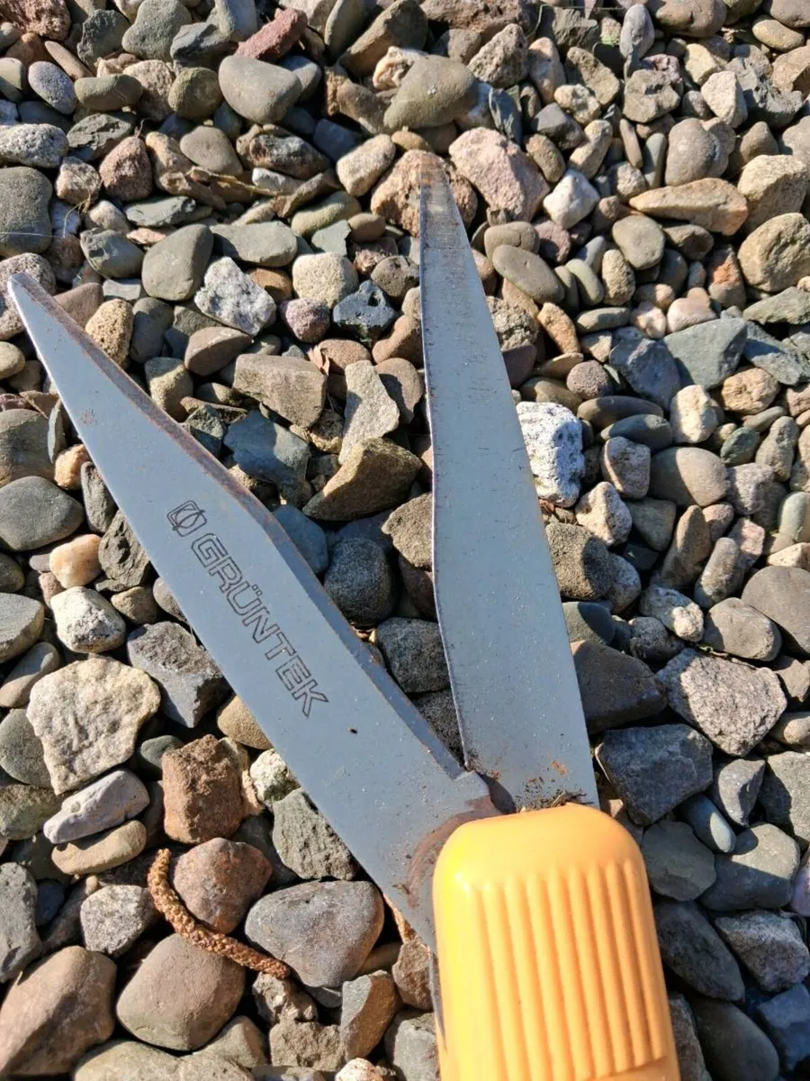 Fiskers shears and grass shears - Image 4