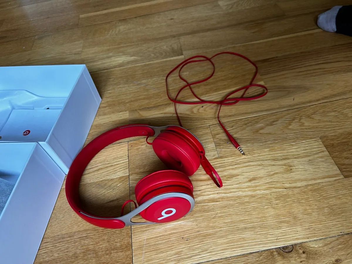Beats wired headphones - Image 1
