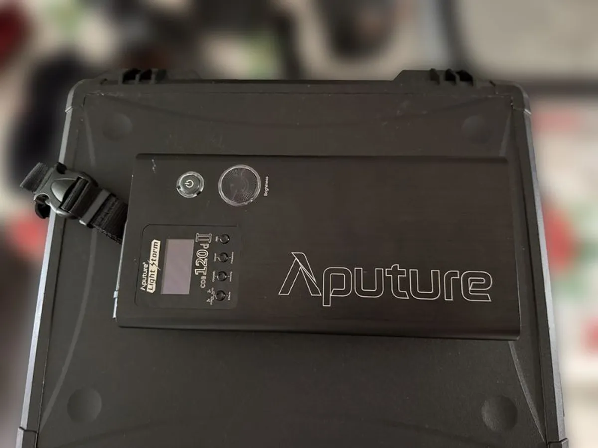 Aputure LS C120d II 120d II Daylight LED Video Light Kit with Bag, Controller & Reflector - Image 4