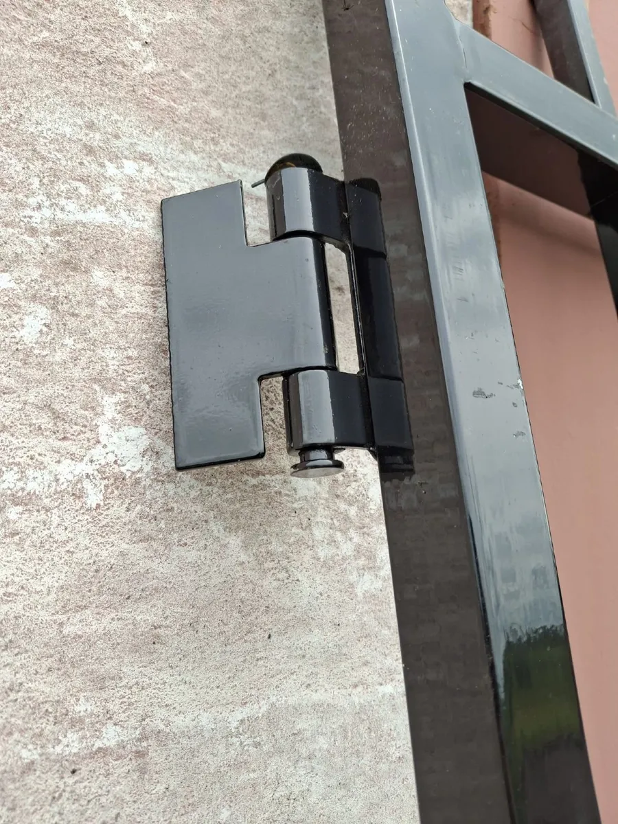 Pair of driveway / yard gates - Image 3