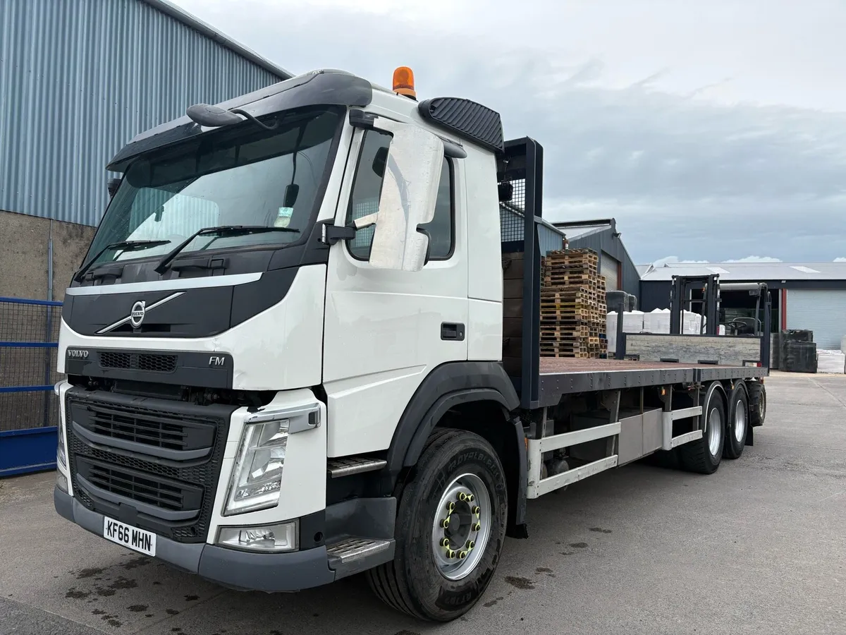 2016 Volvo FM11 330 6x2 Flatbed C/w Moffett Kit - Image 2