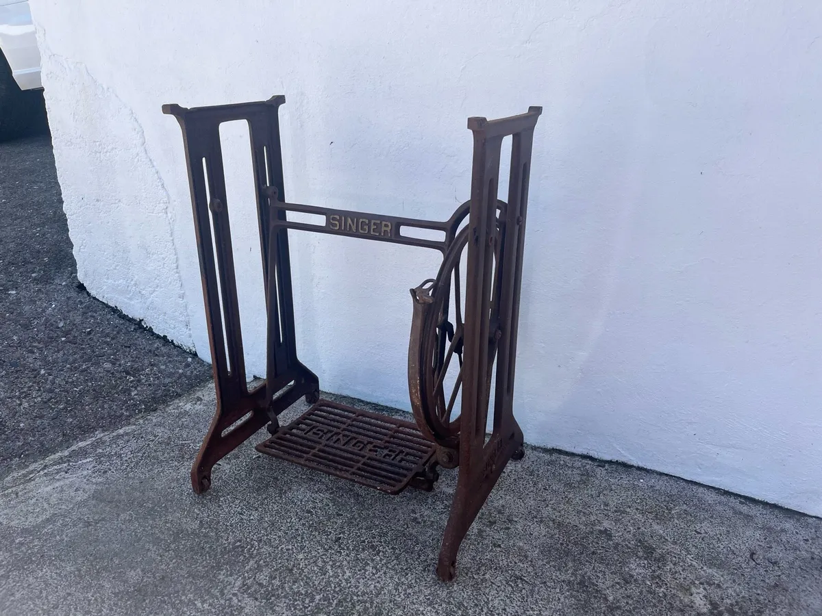 Singer sewing stand - Image 1