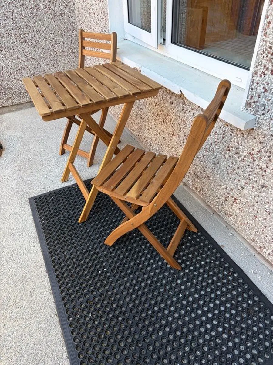 Folding tables and 2 chairs - Image 1