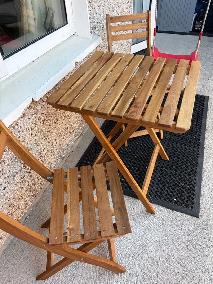 Folding tables and 2 chairs - Image 3